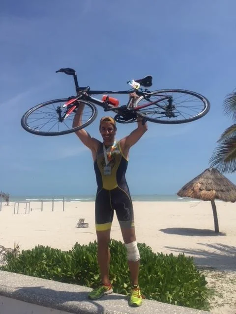 Integrante de black n orange con bicicleta en playa